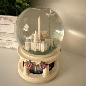BLOOMINGDALE’S WASHINGTON DC MUSICAL SNOW GLOBE, REVOLVING BASE Rare Vintage